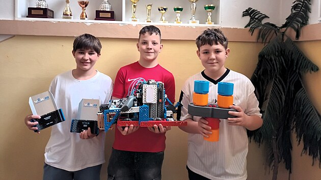 T&yacute;m RoboTitans z litoměřick&eacute; z&aacute;kladn&iacute; &scaron;koly Na Valech vyraz&iacute; se sv&yacute;m robotem do USA na světov&eacute; fin&aacute;le robotick&eacute; soutěže VEX World 2026. (duben 2026)