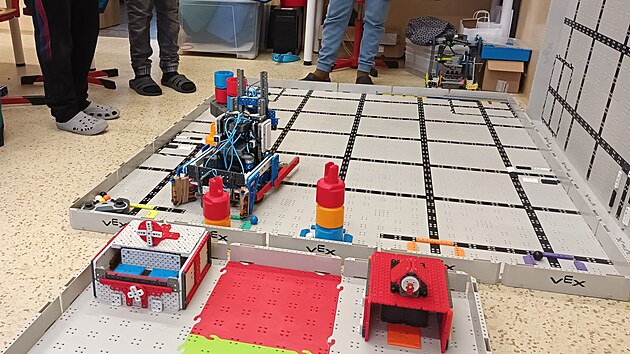 T&yacute;m RoboTitans z litoměřick&eacute; z&aacute;kladn&iacute; &scaron;koly Na Valech vyraz&iacute; se sv&yacute;m robotem do USA na světov&eacute; fin&aacute;le robotick&eacute; soutěže VEX World 2026. (duben 2026)