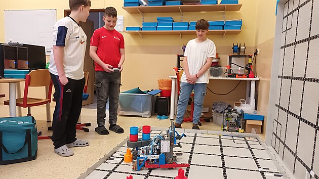 T&yacute;m RoboTitans z litoměřick&eacute; z&aacute;kladn&iacute; &scaron;koly Na Valech vyraz&iacute; se sv&yacute;m robotem do USA na světov&eacute; fin&aacute;le robotick&eacute; soutěže VEX World 2026. (duben 2026)