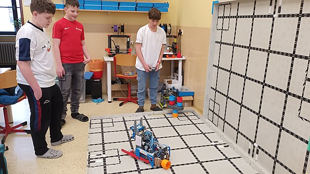 T&yacute;m RoboTitans z litoměřick&eacute; z&aacute;kladn&iacute; &scaron;koly Na Valech vyraz&iacute; se sv&yacute;m robotem do USA na světov&eacute; fin&aacute;le robotick&eacute; soutěže VEX World 2026. (duben 2026)
