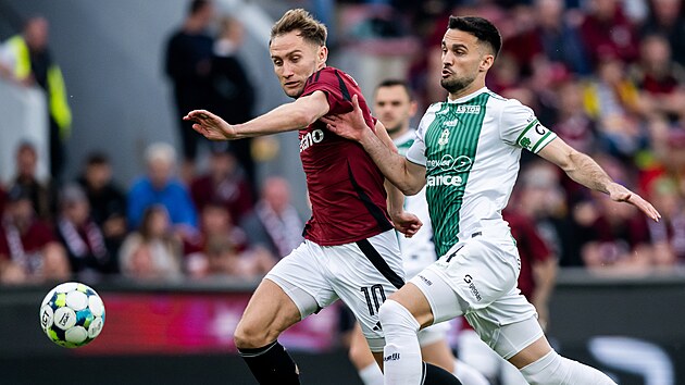 Sparťansk&yacute; &uacute;točn&iacute;k Jan Kuchta se snaž&iacute; s  m&iacute;čem uniknout Nemanju Tekija&scaron;kovi z Jablonce.