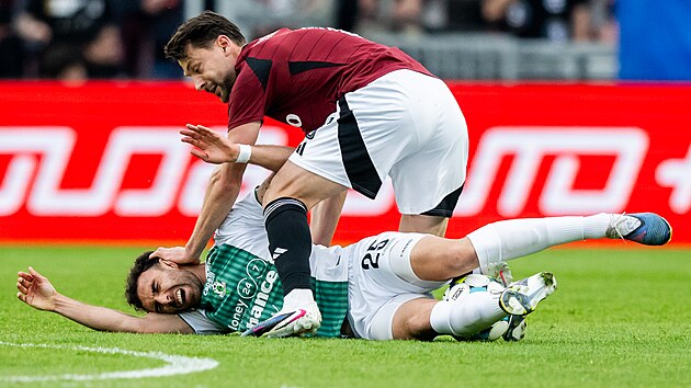Sparťansk&yacute; z&aacute;ložn&iacute;k Kaan Kairinen fauluje Sebasti&aacute;na Nebylu z Jablonce.