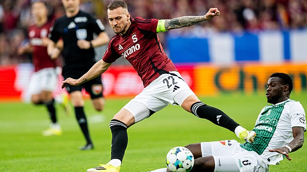 Jabloneck&yacute; z&aacute;ložn&iacute;k Nelson Okeke se snaž&iacute; zastavit Luk&aacute;&scaron;e Harasl&iacute;na ze Sparty.