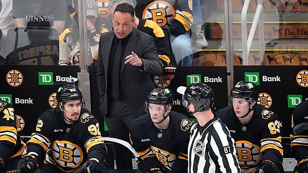 Kouč Marco Strum z bostonské střídačky na dálku komunikuje s čárovým rozhodčím.