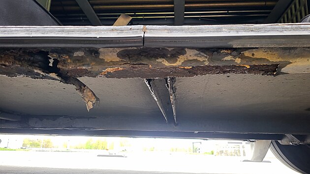 Inspektoři na tureck&eacute;m autobuse u Lanžhotu objevili pokročil&eacute; po&scaron;kozen&iacute; rz&iacute; i na konstrukci vozidla. Z autobusu se &scaron;upiny naru&scaron;en&eacute;ho kovu sypaly. Autobusu Inspektor&aacute;t silničn&iacute; dopravy zak&aacute;zal dal&scaron;&iacute; j&iacute;zdu. (duben 2026)