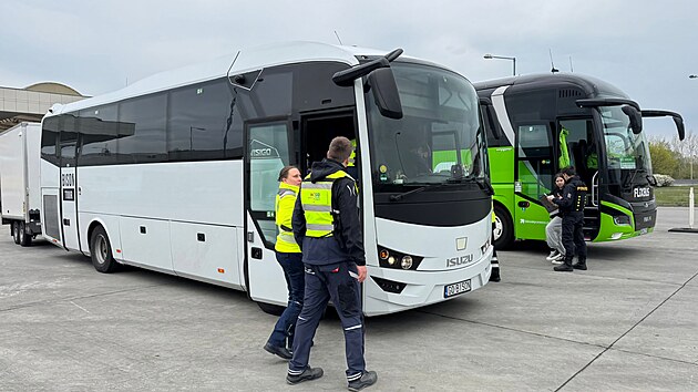 Inspektoři na tureck&eacute;m autobuse u Lanžhotu objevili pokročil&eacute; po&scaron;kozen&iacute; rz&iacute; i na konstrukci vozidla. Měl tak&eacute; zcela nevhodn&eacute; pneumatiky s nedostatečnou nosnost&iacute; na n&aacute;pravu. Autobusu Inspektor&aacute;t silničn&iacute; dopravy zak&aacute;zal dal&scaron;&iacute; j&iacute;zdu. (duben 2026)