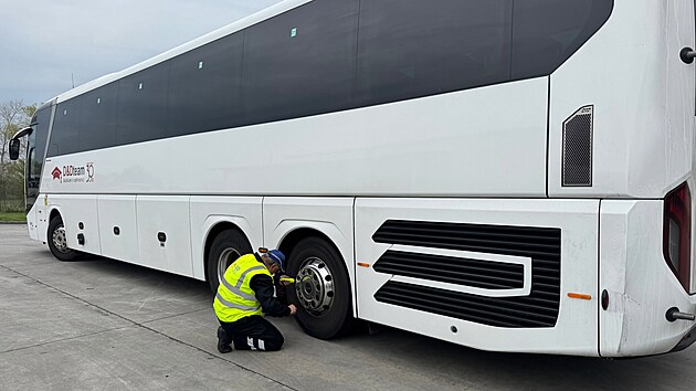 Inspektoři na tureck&eacute;m autobuse u Lanžhotu objevili pokročil&eacute; po&scaron;kozen&iacute; rz&iacute; i na konstrukci vozidla. Měl tak&eacute; zcela nevhodn&eacute; pneumatiky s nedostatečnou nosnost&iacute; na n&aacute;pravu. Autobusu Inspektor&aacute;t silničn&iacute; dopravy zak&aacute;zal dal&scaron;&iacute; j&iacute;zdu. (duben 2026)