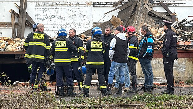 Druh&yacute; den po pož&aacute;ru hasiči na Žižkově d&aacute;l doha&scaron;uj&iacute; ubytovnu a likviduj&iacute; skryt&aacute; ohniska ve zničen&eacute; stře&scaron;n&iacute; konstrukci (15. dubna 2026)