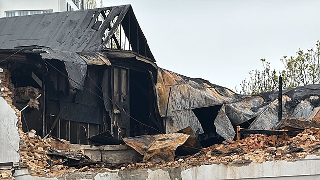 Druh&yacute; den po pož&aacute;ru hasiči na Žižkově d&aacute;l doha&scaron;uj&iacute; ubytovnu a likviduj&iacute; skryt&aacute; ohniska ve zničen&eacute; stře&scaron;n&iacute; konstrukci (15. dubna 2026)