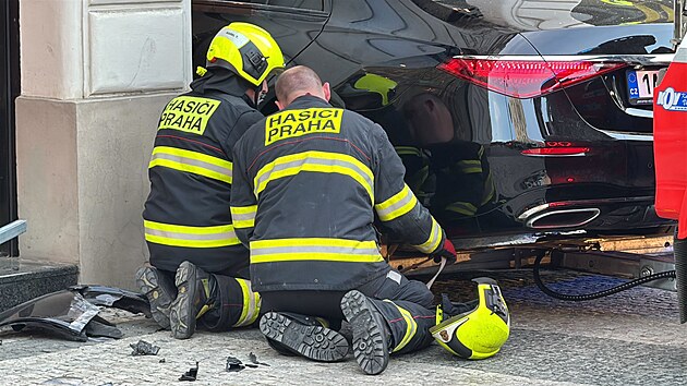 Osobn&iacute; auto narazilo v Pař&iacute;žsk&eacute; ulici do v&yacute;lohy obchodu (17. dubna 2026)