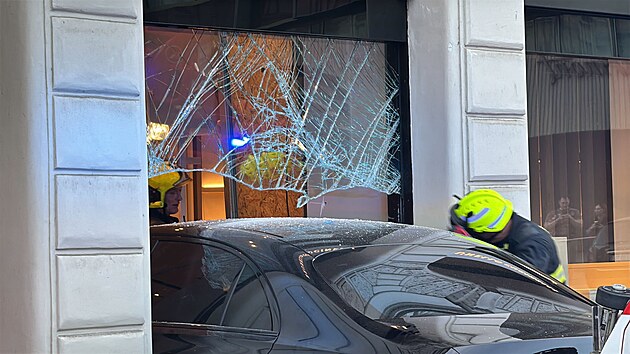 Osobn&iacute; auto narazilo v Pař&iacute;žsk&eacute; ulici do v&yacute;lohy obchodu (17. dubna 2026)