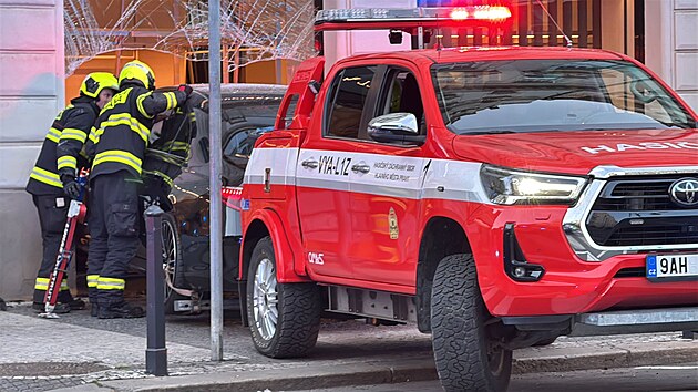 Osobn&iacute; auto narazilo v Pař&iacute;žsk&eacute; ulici do v&yacute;lohy obchodu (17. dubna 2026)