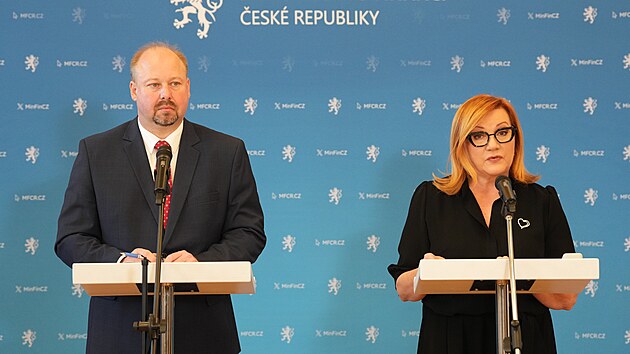 Ministryně financí Alena Schillerová (ANO) a ministr spravedlnosti Jeroným Tejc (ANO) na tiskové konferenci resortu představili nová zjištění v kauze bitcoin. (17. dubna 2026)