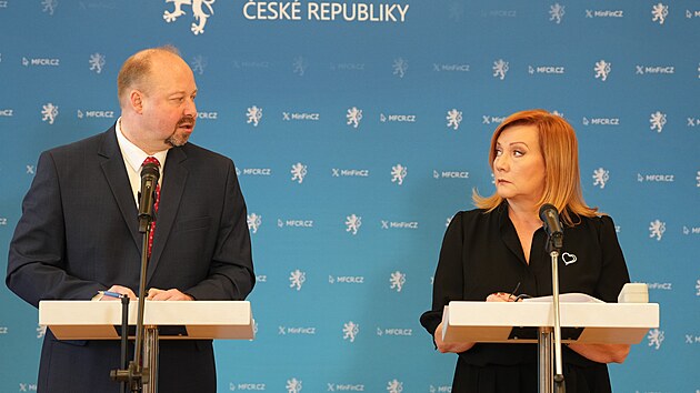 Ministryně financí Alena Schillerová (ANO) a ministr spravedlnosti Jeroným Tejc (ANO) na tiskové konferenci resortu představili nová zjištění v kauze bitcoin. (17. dubna 2026)