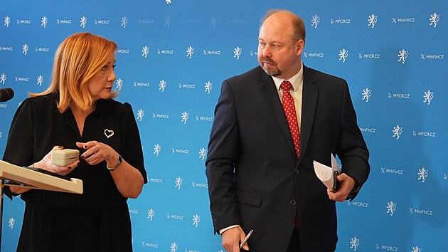Ministryně financí Alena Schillerová (ANO) a ministr spravedlnosti Jeroným Tejc (ANO) na tiskové konferenci resortu představili nová zjištění v kauze bitcoin. (17. dubna 2026)