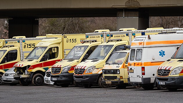 Desítky vyřazených sanitek v pražských Holešovičkách. (jaro 2026)