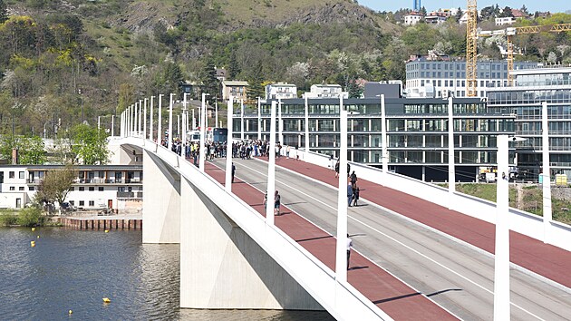 V Praze se otevřel Dvorecký most. Je jednadvacátým mostem v metropoli přes řeku Vltavu. (17. dubna 2026)