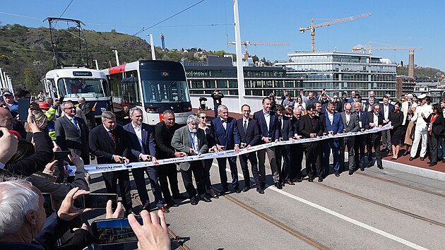 V Praze se otevřel Dvoreck&yacute; most. Je jednadvac&aacute;t&yacute;m mostem v metropoli přes řeku Vltavu. (17. dubna 2026)