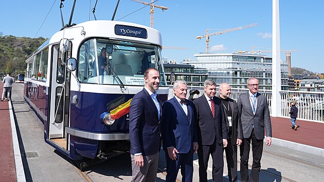 V Praze se otevřel Dvoreck&yacute; most. Je jednadvac&aacute;t&yacute;m mostem v metropoli přes řeku Vltavu. Na sn&iacute;mku zleva starosta Prahy 4 Ondřej Kub&iacute;n, prim&aacute;tor hlavn&iacute;ho města Prahy Bohuslav Svoboda, starosta Prahy 5 Luk&aacute;&scaron; Herold. (17. dubna 2026)