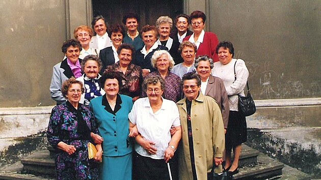 Ženy ze Z&aacute;křova u tr&scaron;ick&eacute;ho kostela. Fotografie patrně poch&aacute;z&iacute; z roku 2009.