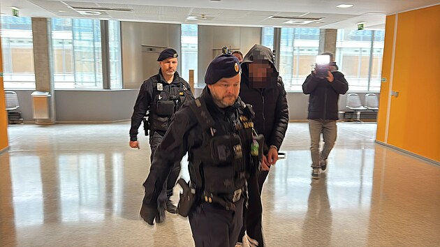 Policist&eacute; přiv&aacute;děj&iacute; podezřel&eacute; z vykraden&iacute; dvou pražsk&yacute;ch bankomatů k soudu, kter&yacute; rozhodne o vazbě. (13. dubna 2026)