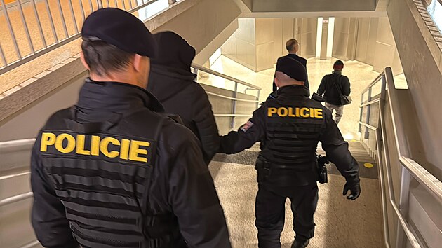 Policist&eacute; přiv&aacute;děj&iacute; podezřel&eacute; z vykraden&iacute; dvou pražsk&yacute;ch bankomatů k soudu, kter&yacute; rozhodne o vazbě. (13. dubna 2026)