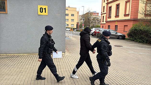 Policist&eacute; přiv&aacute;děj&iacute; podezřel&eacute; z vykraden&iacute; dvou pražsk&yacute;ch bankomatů k soudu, kter&yacute; rozhodne o vazbě. (13. dubna 2026)
