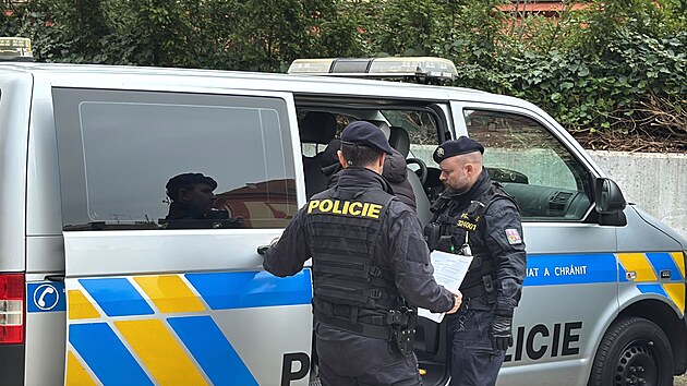 Policist&eacute; přiv&aacute;děj&iacute; podezřel&eacute; z vykraden&iacute; dvou pražsk&yacute;ch bankomatů k soudu, kter&yacute; rozhodne o vazbě. (13. dubna 2026)