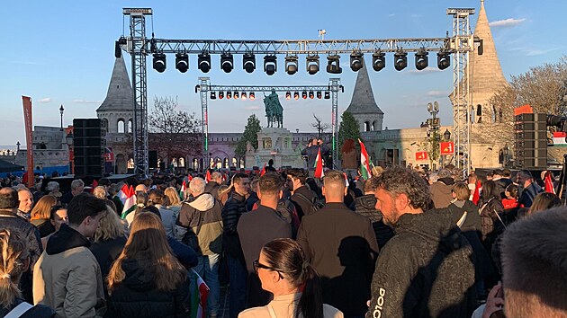 Předvolební atmosféra v Maďarsku. Lidé čekají na závěrečný projev Viktora Orbána (11. dubna 2026)