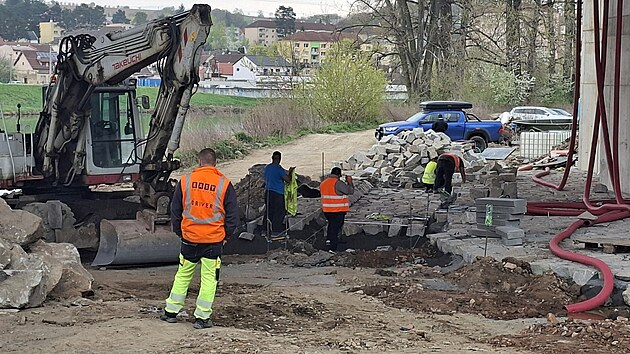Pod loni dokončeným mostem přes řeku Moravu na dálnici D55 u Napajedel pracují potápěči. Cyklostezka z Otrokovic, která byla zavřená už od listopadu 2023, je od dubna znovu průjezdná. (duben 2026)