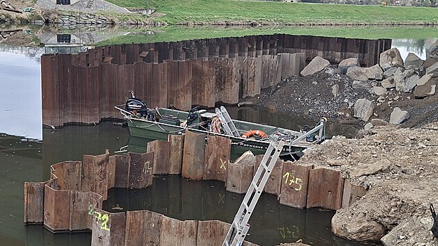 Pod loni dokončeným mostem přes řeku Moravu na dálnici D55 u Napajedel pracují potápěči. Cyklostezka z Otrokovic, která byla zavřená už od listopadu 2023, je od dubna znovu průjezdná. (duben 2026)