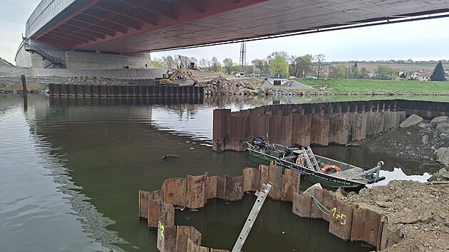 Pod loni dokončeným mostem přes řeku Moravu na dálnici D55 u Napajedel pracují potápěči. Cyklostezka z Otrokovic, která byla zavřená už od listopadu 2023, je od dubna znovu průjezdná. (duben 2026)