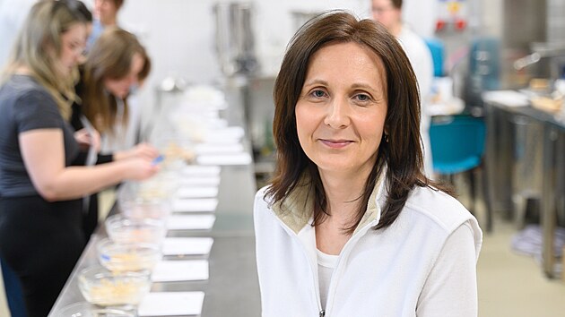 Studenti UTB a zástupci slušovické firmy Topnatur vybírali nové příchutě zdravých kaší. Připravili je studenti Fakulty technologické v rámci společného projektu. Na snímku Daniela Sumczynski z Ústavu analýzy a chemie potravin (duben 2026)
