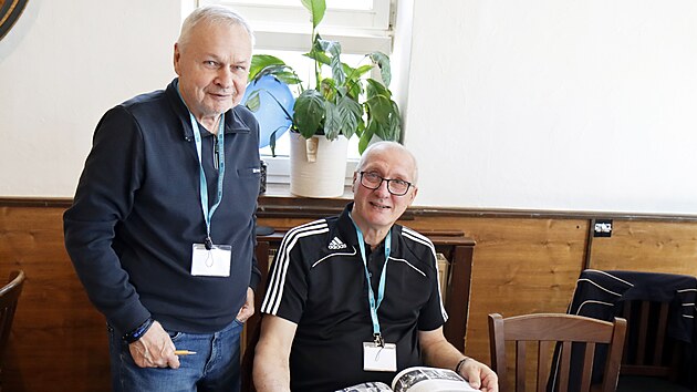 Někdej&scaron;&iacute; fotbalist&eacute; Ban&iacute;ku Ostrava Rostislav Sionko a Svatopluk Sch&auml;fer (zleva)...