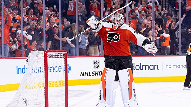 Daniel Vladař slaví výhru a postup Philadelphie do play off.