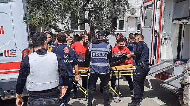 Turecká záchranka a policie zasahují ve městě Onikişibat. Na tamní základní škole střílel bývalý žák. (15. dubna 2026)