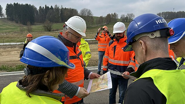 Ministr dopravy Ivan Bedn&aacute;rik (uprostřed v br&yacute;l&iacute;ch) přijel na stavbu &uacute;seku d&aacute;lnice D3 mezi Kaplic&iacute; a hranicemi s Rakouskem. (15. dubna 2026)