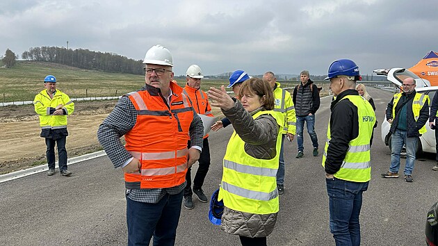 Ministr dopravy Ivan Bedn&aacute;rik (uprostřed v br&yacute;l&iacute;ch) přijel na stavbu &uacute;seku d&aacute;lnice D3 mezi Kaplic&iacute; a hranicemi s Rakouskem. (15. dubna 2026)