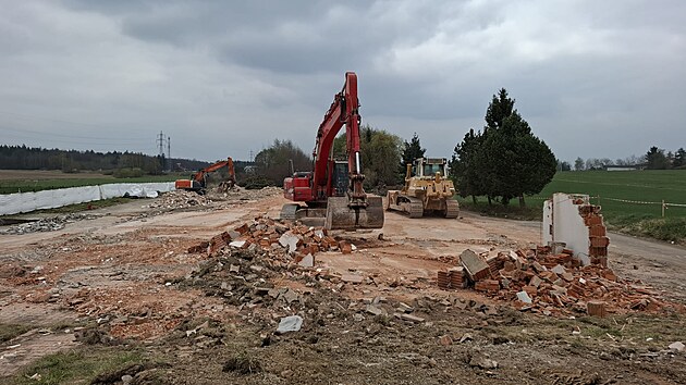 Těžká technika dokončuje demolici motocentra u dálnice D3 na okraji Tábora. (15. dubna 2026)