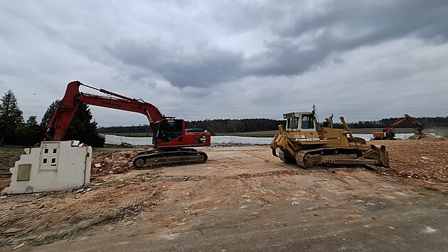 Těžká technika dokončuje demolici motocentra u dálnice D3 na okraji Tábora. (15. dubna 2026)