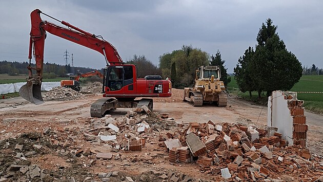 Těžká technika dokončuje demolici motocentra u dálnice D3 na okraji Tábora. (15. dubna 2026)