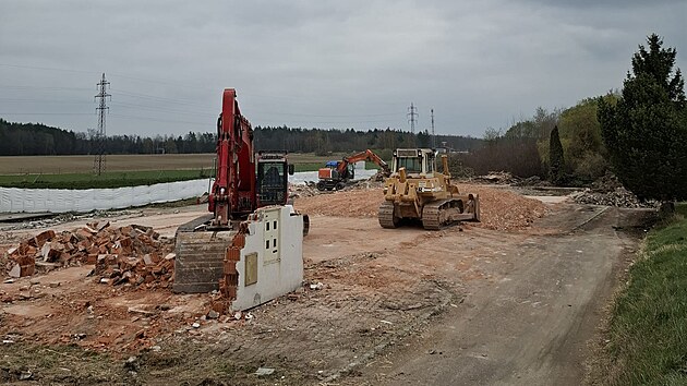 Těžká technika dokončuje demolici motocentra u dálnice D3 na okraji Tábora. (15. dubna 2026)