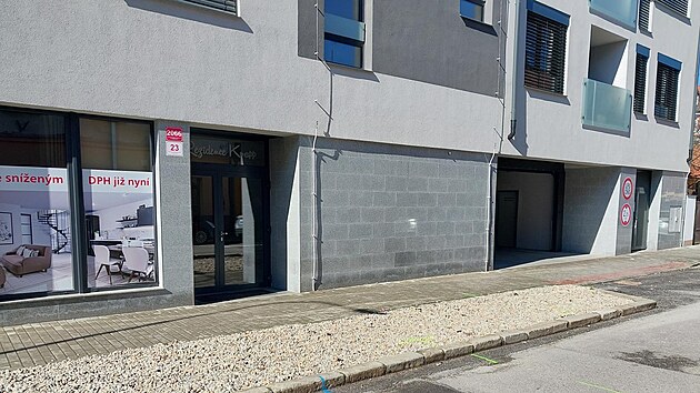 Nezn&aacute;m&yacute; pachatel či pachatel&eacute; vylili beton do kan&aacute;lu u domu v Chelčick&eacute;ho ulici v Česk&yacute;ch Budějovic&iacute;ch. (14. dubna 2026)