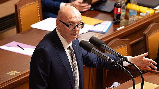 Ministr kultury a předseda Motoristů sobě Oto Klemp&iacute;ř na mimoř&aacute;dn&eacute; schůzi Sněmovny (16. dubna 2026)