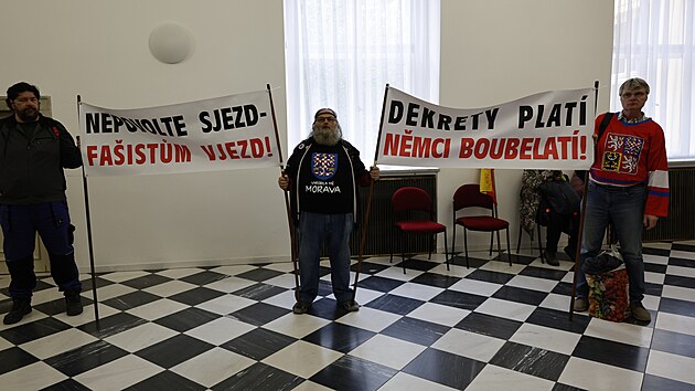 Na jedn&aacute;n&iacute; brněnsk&eacute;ho zastupitelstva při&scaron;li odpůrci i zast&aacute;nci poř&aacute;d&aacute;n&iacute; sudetoněmeck&eacute;ho sjezdu ve městě. (14. dubna 2026)