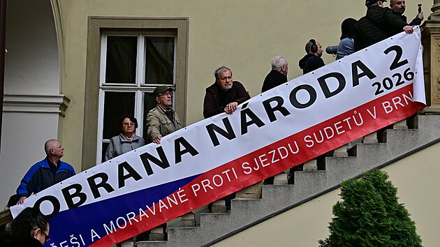 Na jednání brněnského zastupitelstva přišli odpůrci i zastánci pořádání sudetoněmeckého sjezdu ve městě. (14. dubna 2026)