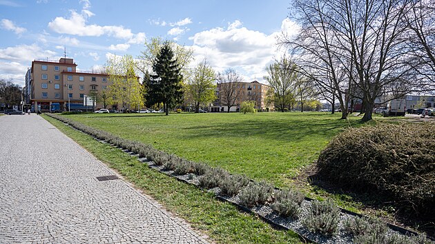 Nedaleko nádraží a v těsné blízkosti pošty. Právě zde by v budoucnu mohla stát nová budova magistrátu. (14. dubna 2026)