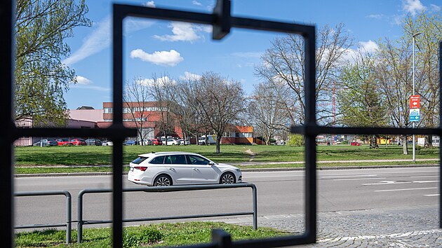 Nedaleko nádraží a v těsné blízkosti pošty. Právě zde by v budoucnu mohla stát nová budova magistrátu. (14. dubna 2026)