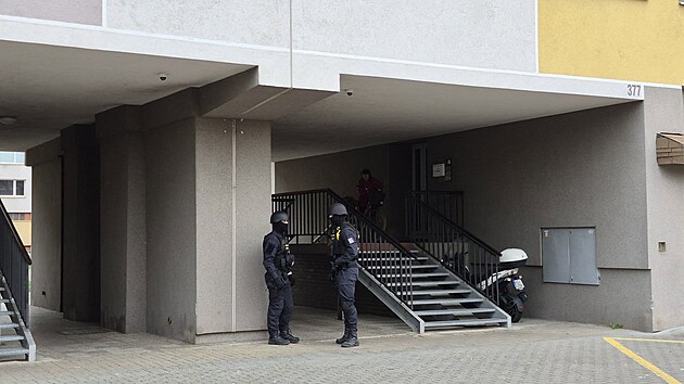 Vystra&scaron;en&aacute; žena měla strach o život. Na policii ozn&aacute;mila, že se ozbrojen&iacute; soused&eacute; dob&yacute;vaj&iacute; do jej&iacute;ho bytu. Policie nikoho nena&scaron;la, mohl za to zdravotn&iacute; probl&eacute;m oznamovatelky.