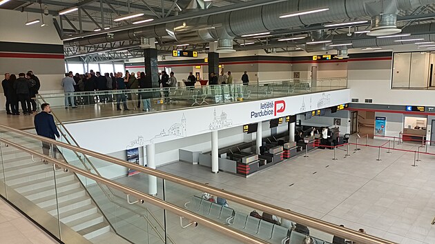 Pro cestuj&iacute;c&iacute; bylo po osmi letech od otevřen&iacute; nov&eacute;ho leti&scaron;tn&iacute;ho termin&aacute;lu v Pardubic&iacute;ch dokončeno tak&eacute; prvn&iacute; patro budovy. (15. dubna 2026)